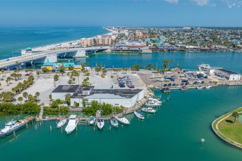 Condo in Treasure Island, Florida, 2 bedrooms  № 2197179 - photo 13