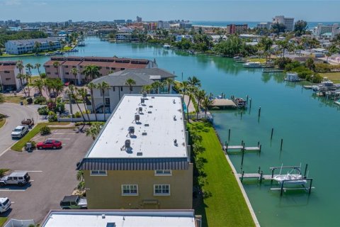 Condo in Treasure Island, Florida, 2 bedrooms  № 2197179 - photo 24