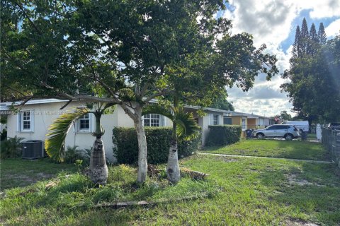 House in Miami Gardens, Florida 4 bedrooms, 137.4 sq.m. № 1883800 - photo 3