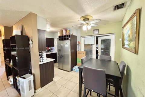 House in Miami Gardens, Florida 4 bedrooms, 137.4 sq.m. № 1883800 - photo 6