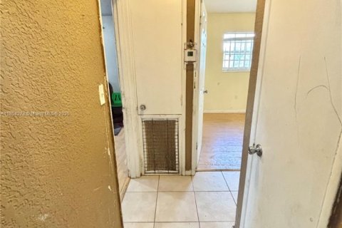 House in Miami Gardens, Florida 4 bedrooms, 137.4 sq.m. № 1883800 - photo 11