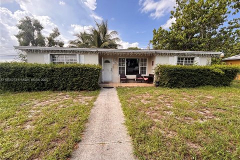 House in Miami Gardens, Florida 4 bedrooms, 137.4 sq.m. № 1883800 - photo 1