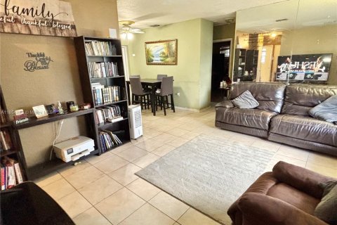 House in Miami Gardens, Florida 4 bedrooms, 137.4 sq.m. № 1883800 - photo 4