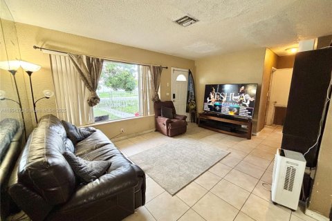 House in Miami Gardens, Florida 4 bedrooms, 137.4 sq.m. № 1883800 - photo 5