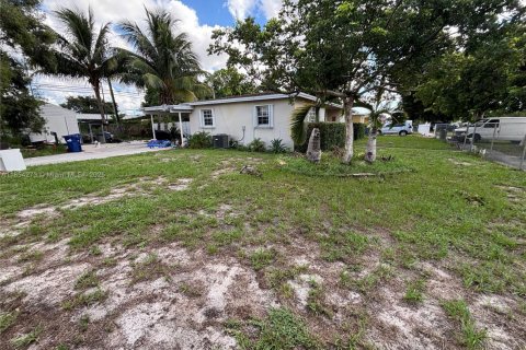 House in Miami Gardens, Florida 4 bedrooms, 137.4 sq.m. № 1883800 - photo 18