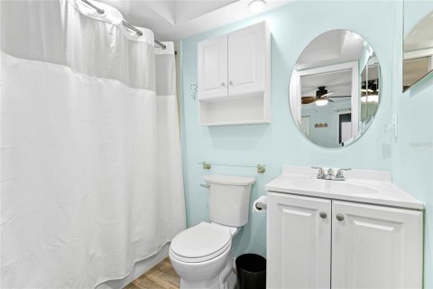 Condo in Holmes Beach, Florida, 2 bedrooms № 2208038 - photo 12