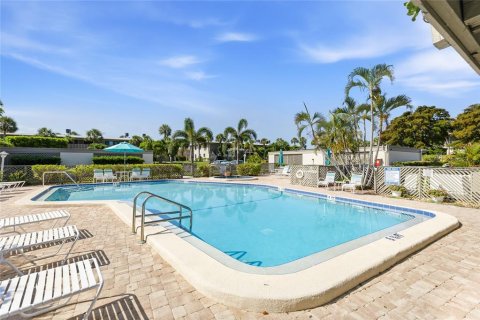 Condo in Holmes Beach, Florida, 2 bedrooms № 2208038 - photo 22