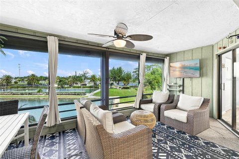 Condo in Holmes Beach, Florida, 2 bedrooms № 2208038 - photo 16