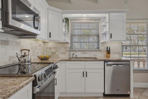 House in North Redington Beach, Florida 4 bedrooms, 205.69 sq.m. № 2100245 - photo 13