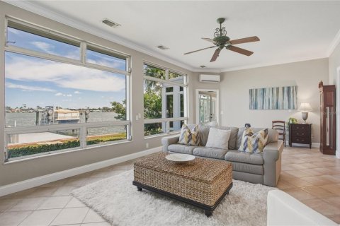 House in North Redington Beach, Florida 4 bedrooms, 205.69 sq.m. № 2100245 - photo 23