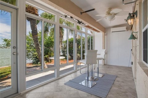 House in North Redington Beach, Florida 4 bedrooms, 205.69 sq.m. № 2100245 - photo 30
