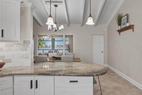 House in North Redington Beach, Florida 4 bedrooms, 205.69 sq.m. № 2100245 - photo 15