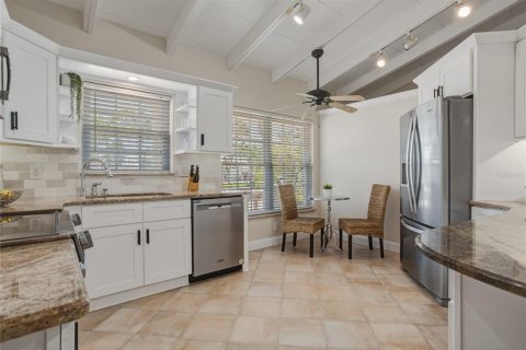 House in North Redington Beach, Florida 4 bedrooms, 205.69 sq.m. № 2100245 - photo 12