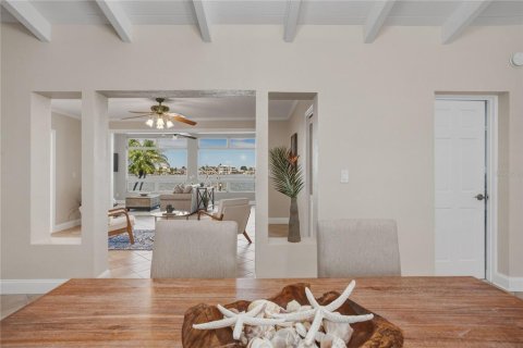 House in North Redington Beach, Florida 4 bedrooms, 205.69 sq.m. № 2100245 - photo 17
