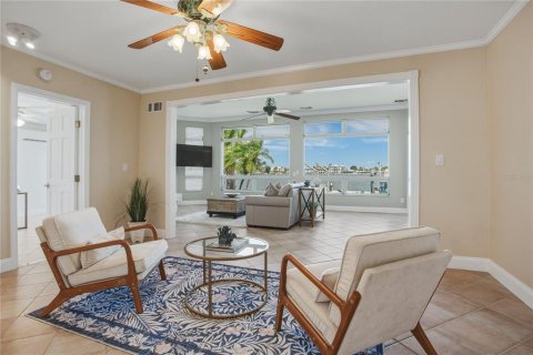 House in North Redington Beach, Florida 4 bedrooms, 205.69 sq.m. № 2100245 - photo 19