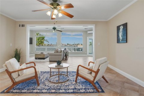 House in North Redington Beach, Florida 4 bedrooms, 205.69 sq.m. № 2100245 - photo 18