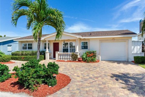 House in North Redington Beach, Florida 4 bedrooms, 205.69 sq.m. № 2100245 - photo 5