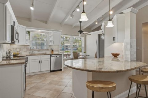 House in North Redington Beach, Florida 4 bedrooms, 205.69 sq.m. № 2100245 - photo 11
