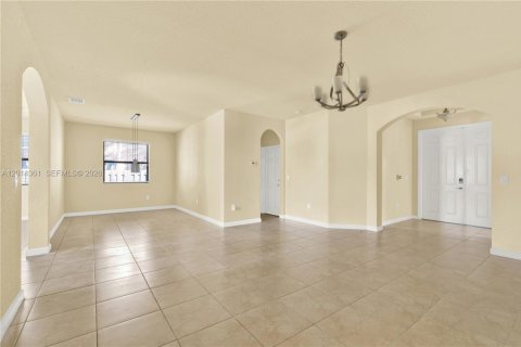 Villa ou maison à louer à Miami, Floride: 4 chambres, 213.02 m2 № 2076445 - photo 3