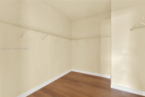Villa ou maison à louer à Miami, Floride: 4 chambres, 213.02 m2 № 2076445 - photo 17