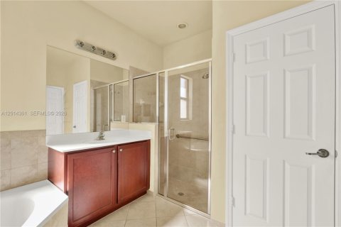 Villa ou maison à louer à Miami, Floride: 4 chambres, 213.02 m2 № 2076445 - photo 16