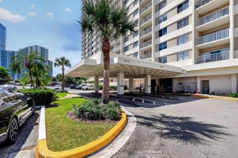 Condominio en venta en Sunny Isles Beach, Florida, 3 dormitorios, 145.86 m2 № 2190006 - foto 3