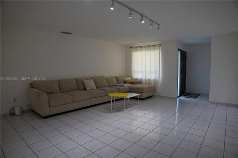 Villa ou maison à vendre à Miami, Floride: 4 chambres, 176.42 m2 № 1994796 - photo 3