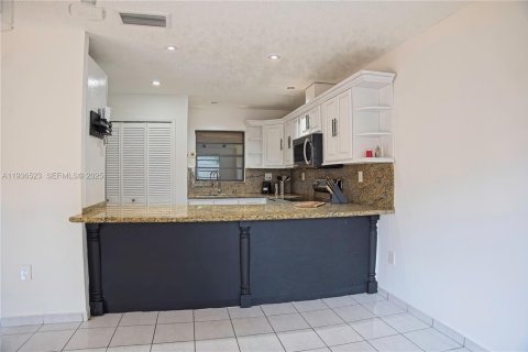 Villa ou maison à vendre à Miami, Floride: 4 chambres, 176.42 m2 № 1994796 - photo 7