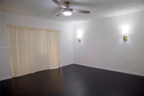 Villa ou maison à vendre à Miami, Floride: 4 chambres, 176.42 m2 № 1994796 - photo 17