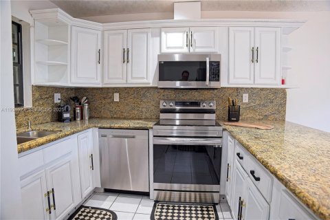 Villa ou maison à vendre à Miami, Floride: 4 chambres, 176.42 m2 № 1994796 - photo 4