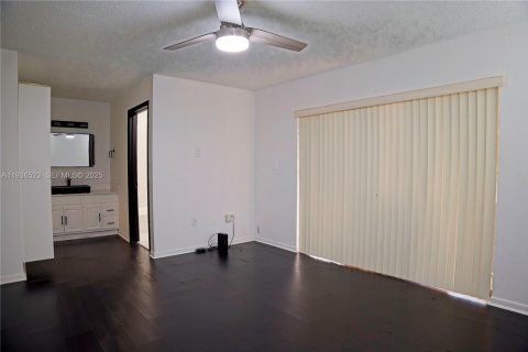 Villa ou maison à vendre à Miami, Floride: 4 chambres, 176.42 m2 № 1994796 - photo 16