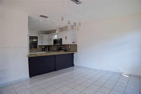 Villa ou maison à vendre à Miami, Floride: 4 chambres, 176.42 m2 № 1994796 - photo 14