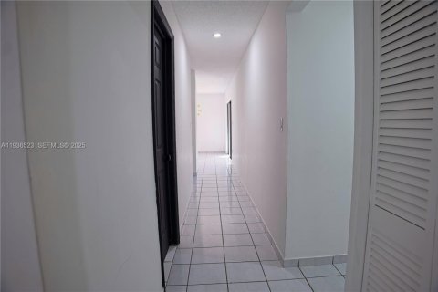 Villa ou maison à vendre à Miami, Floride: 4 chambres, 176.42 m2 № 1994796 - photo 15