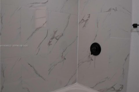 Villa ou maison à vendre à Miami, Floride: 4 chambres, 176.42 m2 № 1994796 - photo 22