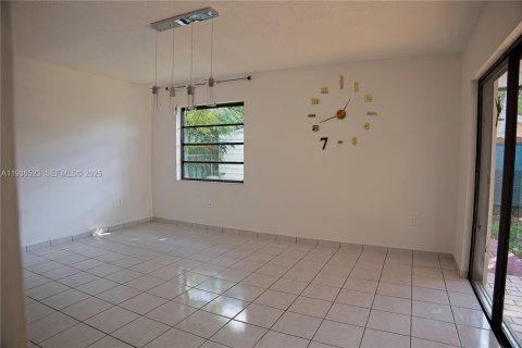 Villa ou maison à vendre à Miami, Floride: 4 chambres, 176.42 m2 № 1994796 - photo 12