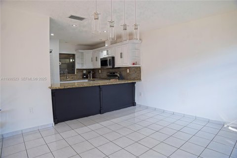 Villa ou maison à vendre à Miami, Floride: 4 chambres, 176.42 m2 № 1994796 - photo 13