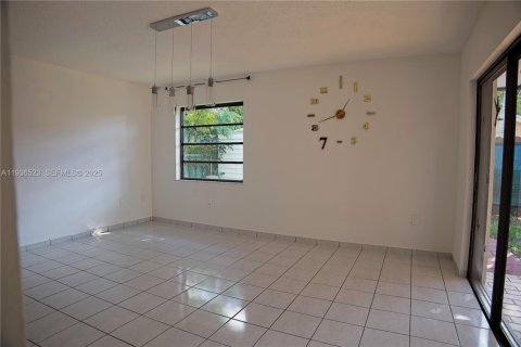Villa ou maison à vendre à Miami, Floride: 4 chambres, 176.42 m2 № 1994796 - photo 18