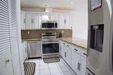 Villa ou maison à vendre à Miami, Floride: 4 chambres, 176.42 m2 № 1994796 - photo 8