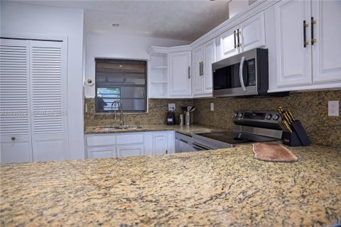 Villa ou maison à vendre à Miami, Floride: 4 chambres, 176.42 m2 № 1994796 - photo 10