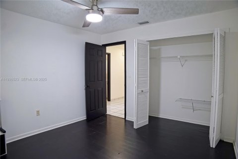 Villa ou maison à vendre à Miami, Floride: 4 chambres, 176.42 m2 № 1994796 - photo 25