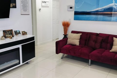 House in Miami, Florida 3 bedrooms, 119.84 sq.m. № 2087272 - photo 5
