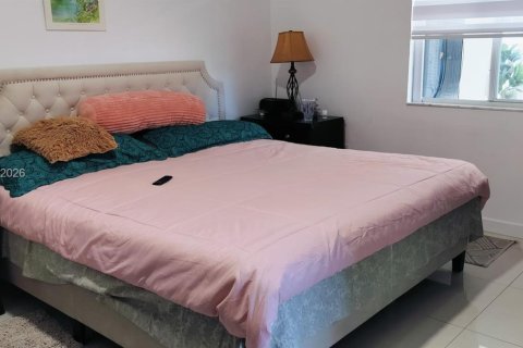 House in Miami, Florida 3 bedrooms, 119.84 sq.m. № 2087272 - photo 6