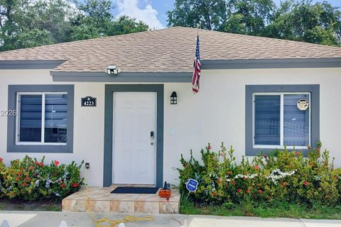 House in Miami, Florida 3 bedrooms, 119.84 sq.m. № 2087272