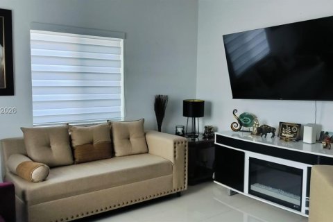 House in Miami, Florida 3 bedrooms, 119.84 sq.m. № 2087272 - photo 4