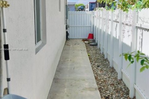 House in Miami, Florida 3 bedrooms, 119.84 sq.m. № 2087272 - photo 10