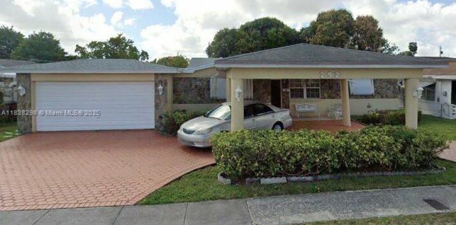House in Hialeah, Florida 5 bedrooms, 287.81 sq.m. № 1892006