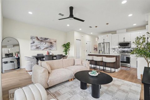 Immobilier commercial à vendre à Tampa, Floride: 6 chambres, 262.91 m2 № 2284922 - photo 4