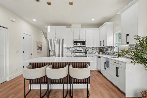 Immobilier commercial à vendre à Tampa, Floride: 6 chambres, 262.91 m2 № 2284922 - photo 11