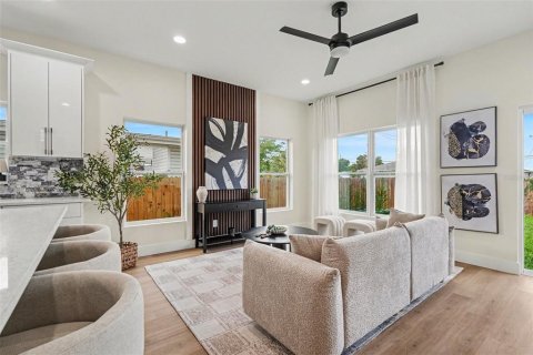 Immobilier commercial à vendre à Tampa, Floride: 6 chambres, 262.91 m2 № 2284922 - photo 3