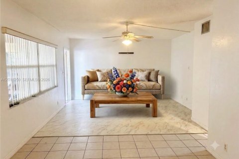 Copropriété à louer à Hollywood, Floride: 2 chambres, 92.9 m2 № 2085609 - photo 2